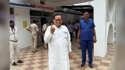 चुनाव अपडेट:बिहार विधान परिषद सभापति अवधेश नारायण सिंह ने पीरो में किया मतदान